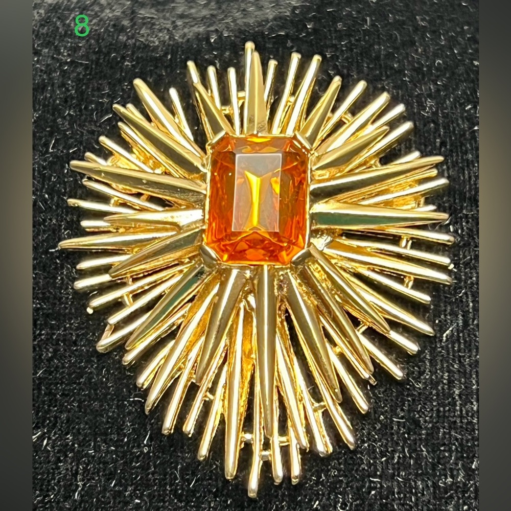 Premier design large brooch/pendant.